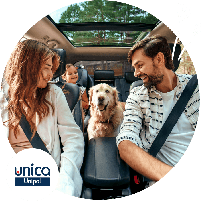 Famiglia felice che viaggia in auto